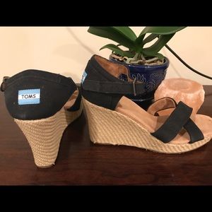 BRAND NEW NEVER WORN!! Toms Canvas Wedges Size 11